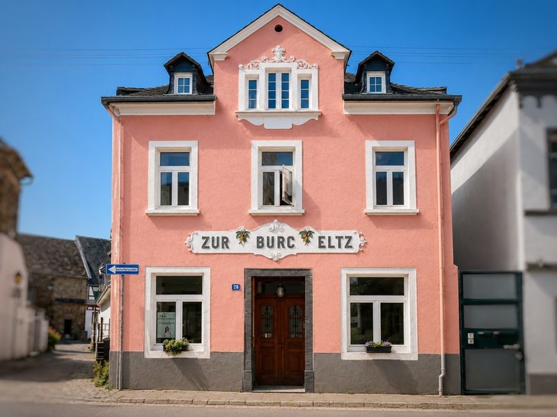 Historisches Stadthaus - Liebevoll energetisch saniertes Gebäude mit Innenhof, Scheune und Garage